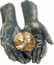 Скульптурная композиция \"Время в руках\"